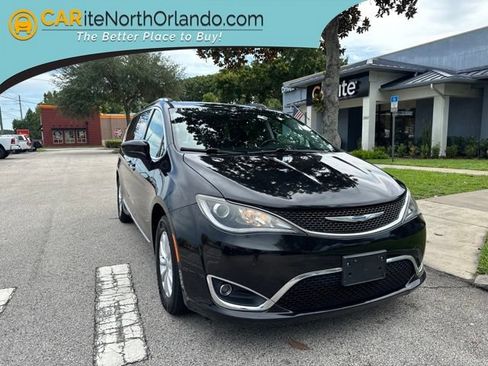 Used 2019 Chrysler Pacifica Touring-L FWD image 1