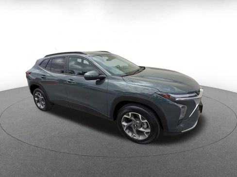 Used 2025 Chevrolet Trax LT FWD image 2
