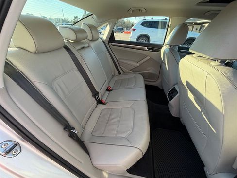 Used 2017 Volkswagen Passat 1.8T SE w/ SE Lighting Package image 16