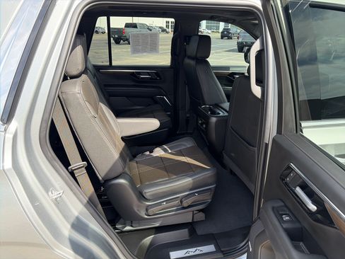 Used 2025 Chevrolet Tahoe High Country AWD/4WD image 15