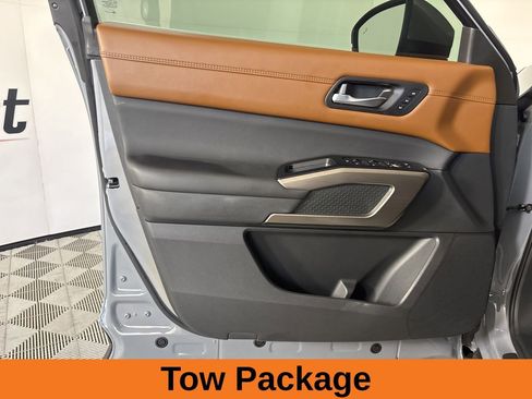 Used 2025 Nissan Pathfinder Platinum AWD/4WD image 9