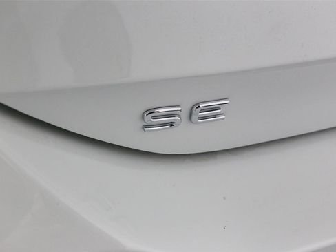 Used 2025 Volkswagen Tiguan SE w/ Panoramic Sunroof Package image 12