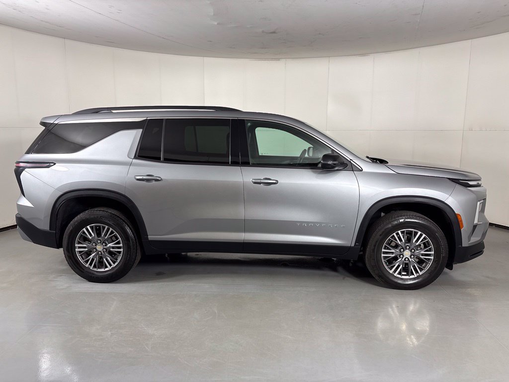 Used 2025 Chevrolet Traverse LT FWD image 9