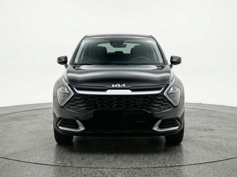 Used 2025 Kia Sportage LX image 2