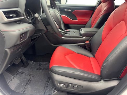 Used 2024 Toyota Highlander FWD image 27