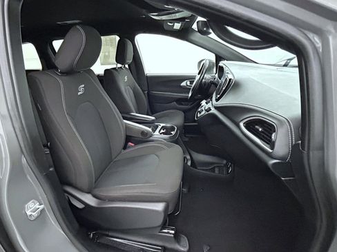 Used 2021 Chrysler Pacifica Touring w/ S Appearance Package image 15