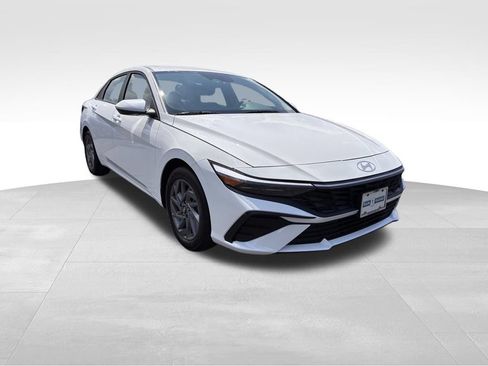 Used 2025 Hyundai Elantra Hybrid FWD image 1