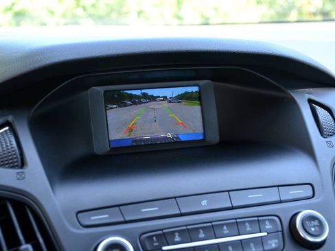 Used 2018 Ford Focus SE w/ SE Appearance Package FWD image 15