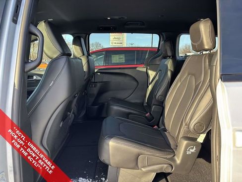 New 2026 Chrysler Pacifica Select w/ S Appearance Package image 4