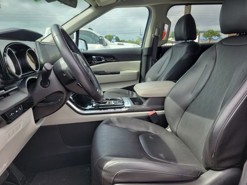 Used 2024 Kia Carnival EX FWD image 14