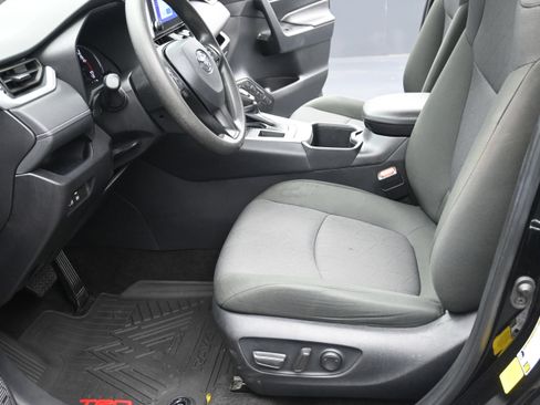Used 2025 Toyota RAV4 XLE FWD image 23