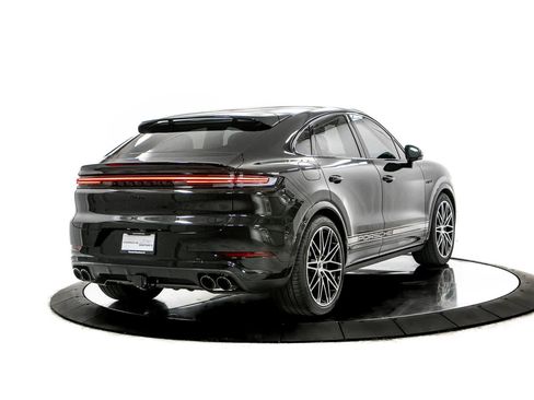 Used 2025 Porsche Cayenne Turbo AWD/4WD image 7