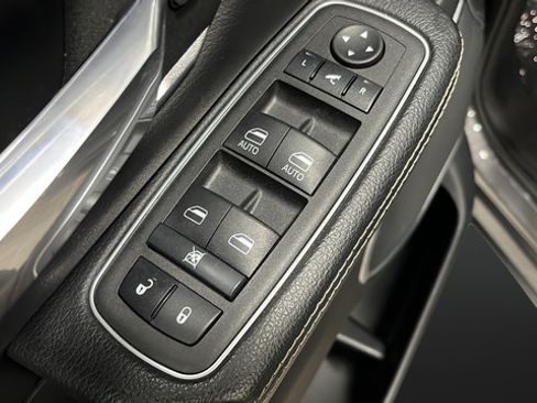 Used 2023 RAM 1500 Laramie AWD/4WD image 22