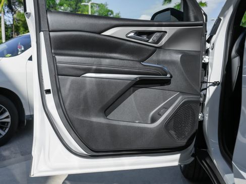 Used 2024 Chevrolet Traverse LT image 31