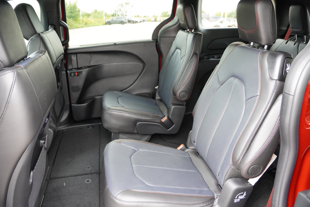 New 2027 Chrysler Pacifica Select AWD/4WD image 12