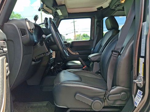 Used 2016 Jeep Wrangler Unlimited Sahara AWD/4WD image 13
