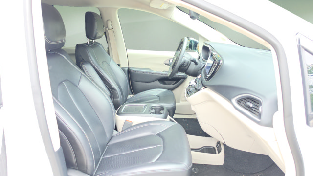 Used 2024 Chrysler Pacifica Touring-L FWD image 13