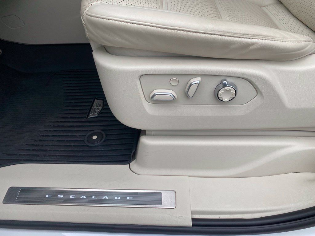 Used 2025 Cadillac Escalade Sport Platinum w/ LPO, ONYX Package AWD/4WD image 16