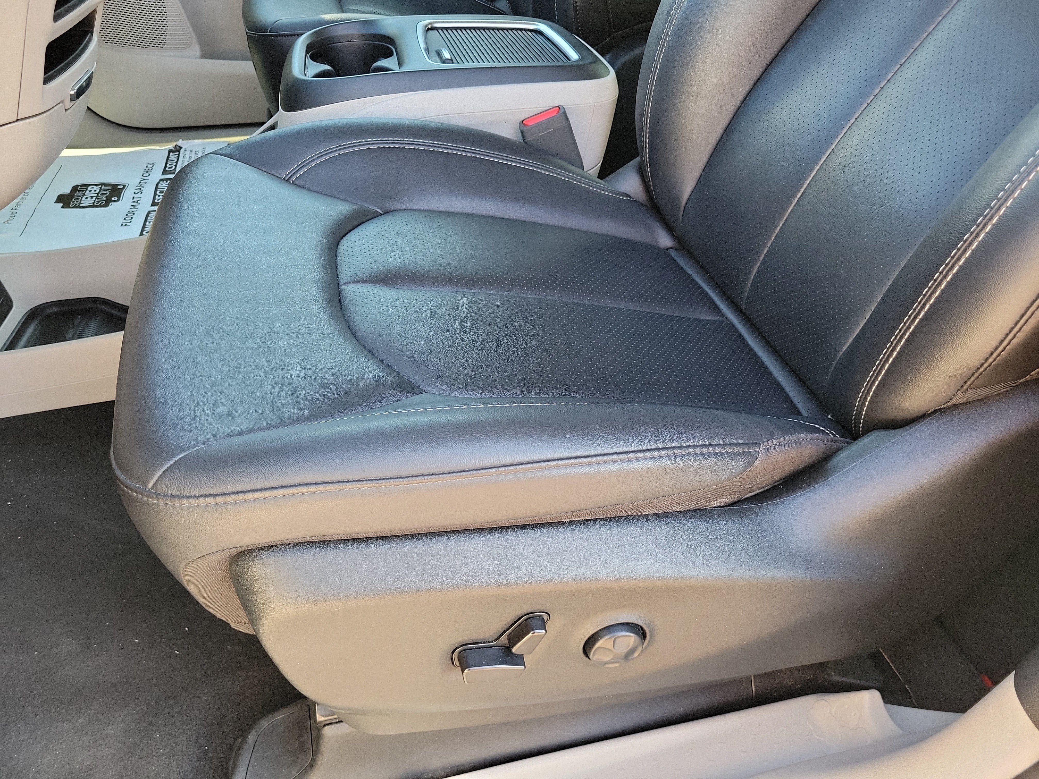 Used 2024 Chrysler Pacifica Touring-L FWD image 10