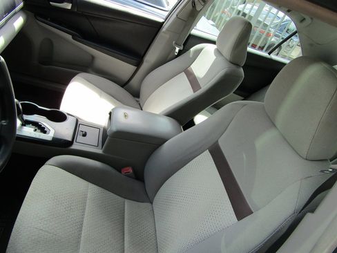 Used 2012 Toyota Camry LE image 5