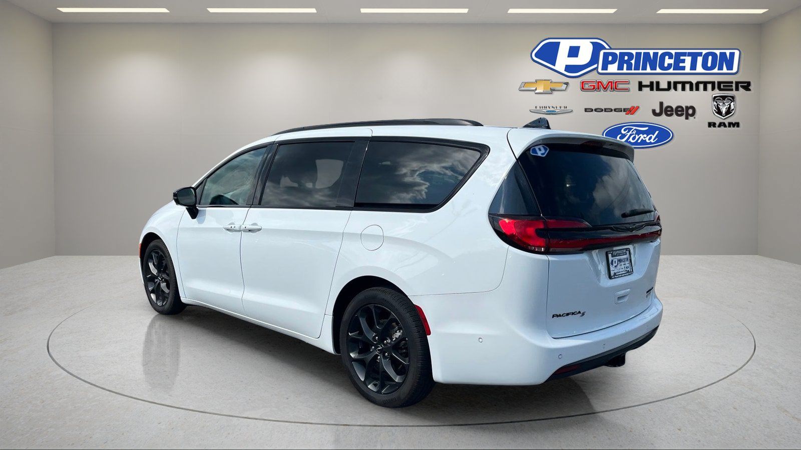 Used 2024 Chrysler Pacifica Limited w/ Uconnect Theater Family Group FWD image 5