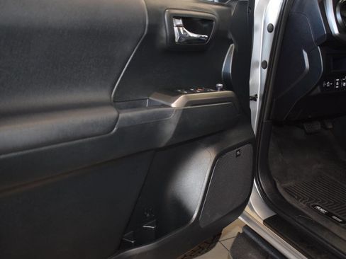 Used 2017 Toyota Tacoma TRD Off-Road image 30