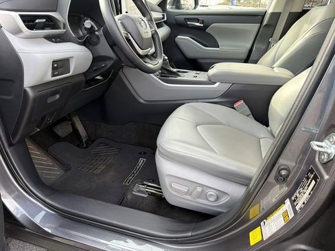 Used 2023 Toyota Highlander XLE AWD/4WD image 9