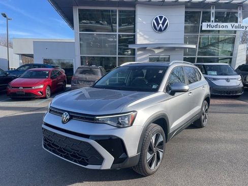 Certified 2025 Volkswagen Taos SE w/ Panoramic Sunroof Package image 1