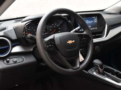 Used 2026 Chevrolet Trax LS w/ LS Convenience Package FWD image 12