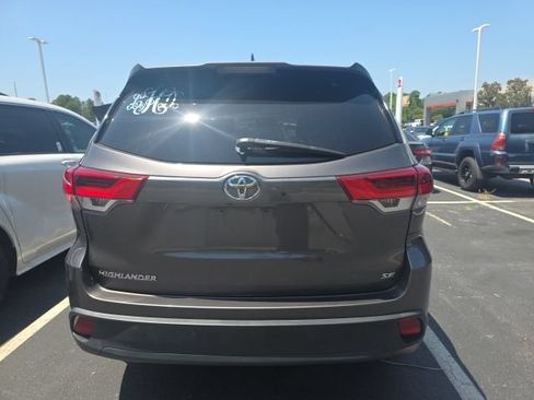 Used 2017 Toyota Highlander SE FWD image 5