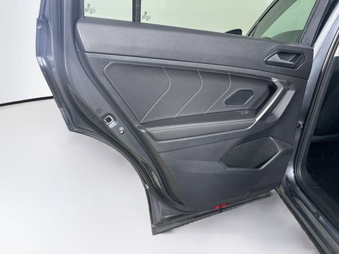 Used 2023 Volkswagen Tiguan SE w/ Panoramic Sunroof Package FWD image 26