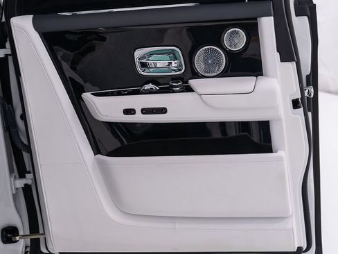 Used 2023 Rolls-Royce Phantom Sedan RWD image 23