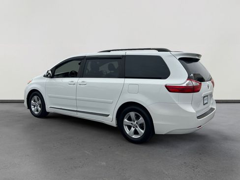 Used 2017 Toyota Sienna LE FWD image 3