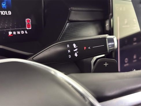 Used 2025 GMC Acadia Elevation image 24