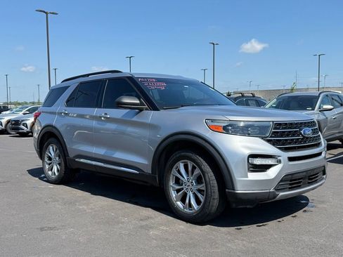 Used 2020 Ford Explorer XLT w/ Equipment Group 202A AWD/4WD image 3