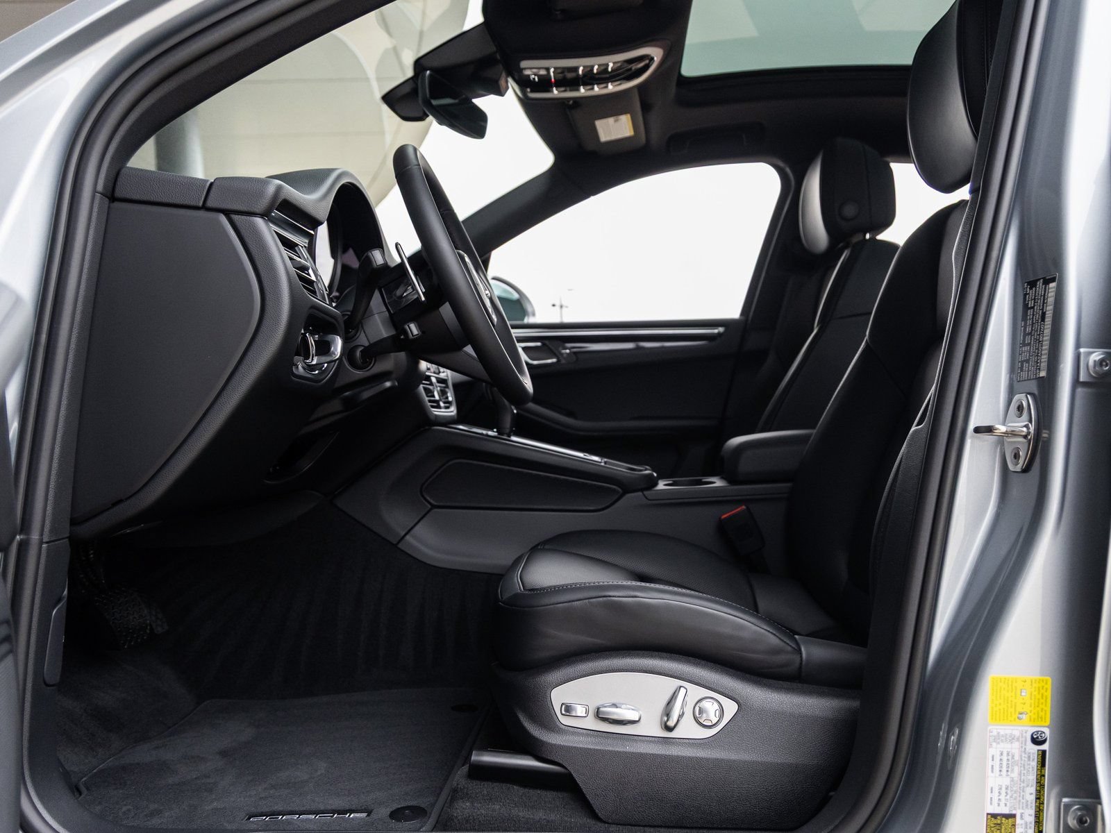 Certified 2026 Porsche Macan AWD/4WD image 21