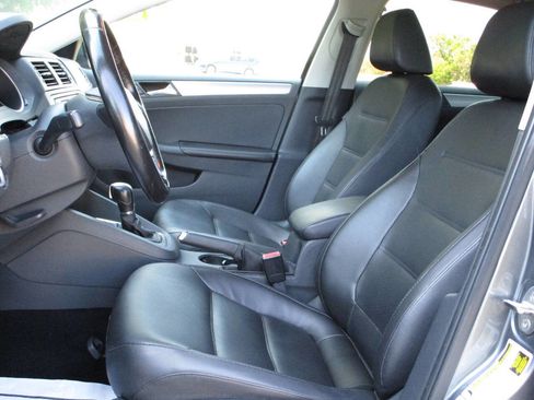 Used 2017 Volkswagen Jetta SE image 8