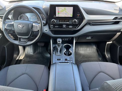 Used 2025 Toyota Highlander LE FWD image 38