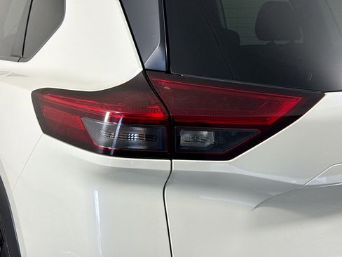 Used 2023 Nissan Rogue SV AWD/4WD image 36