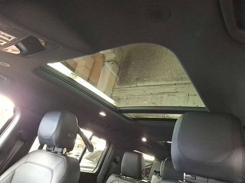 Used 2023 Land Rover Defender 130 SE image 14