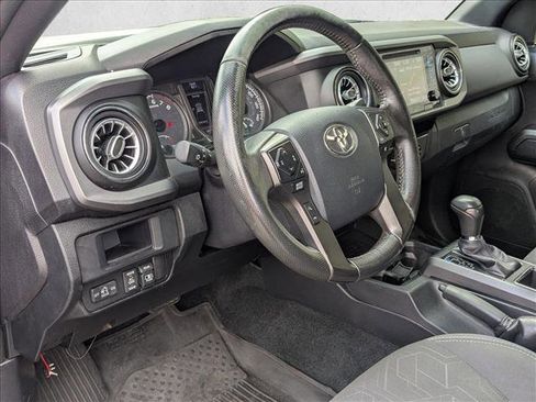 Used 2017 Toyota Tacoma TRD Off-Road image 9