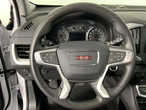 Used 2024 GMC Terrain SLE w/ Driver Convenience Package image 10