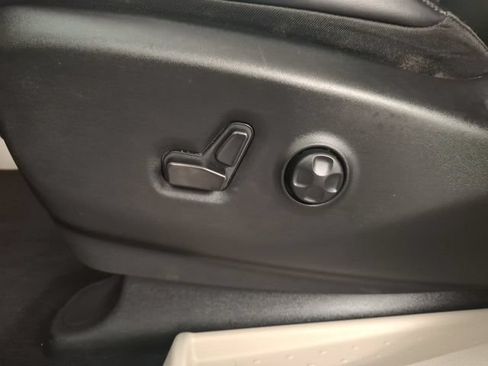 Used 2023 Chrysler Pacifica Touring-L FWD image 16