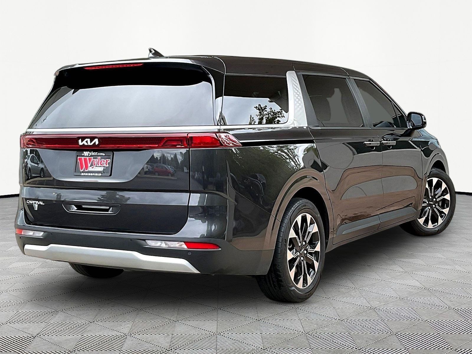 Used 2024 Kia Carnival EX FWD image 6