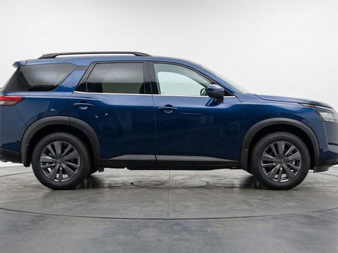 Used 2025 Nissan Pathfinder SV image 11
