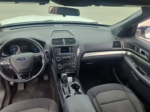 Used 2018 Ford Explorer XLT FWD image 3