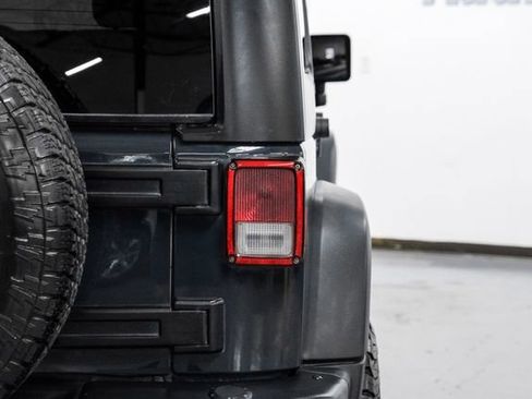 Used 2016 Jeep Wrangler Unlimited Rubicon image 41