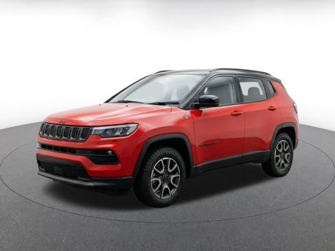 Used 2025 Jeep Compass Trailhawk AWD/4WD image 3