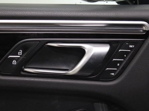 Certified 2022 Porsche Macan AWD/4WD image 15