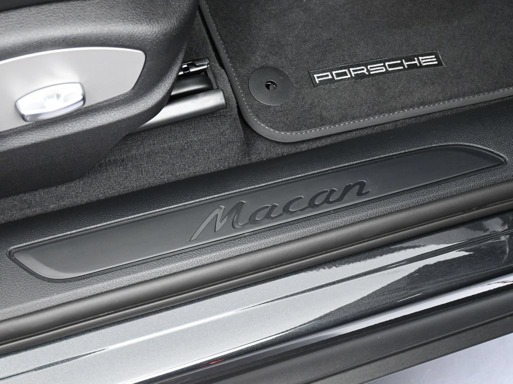 Certified 2025 Porsche Macan AWD/4WD image 30